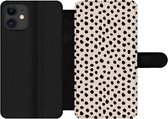 Bookcase Geschikt voor iPhone 11 telefoonhoesje - Stippen - Zwart - Beige - Met vakjes - Wallet case met magneetsluiting