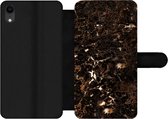 Bookcase Geschikt voor iPhone XR telefoonhoesje - Marmer print - Zwart - Goud - Met vakjes - Wallet case met magneetsluiting