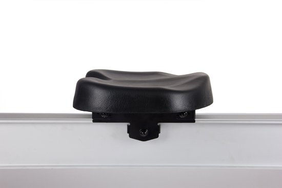 Gedetailleerd zwart zadel van een roeimachine, gemonteerd op een zilverkleurige metalen rail.