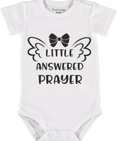Baby Rompertje met tekst 'Little anwsered prayer' |Korte mouw l | wit zwart | maat 50/56 | cadeau | Kraamcadeau | Kraamkado