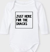 Baby Rompertje met tekst 'Just here for the snacks 2' | Lange mouw l | wit zwart | maat 62/68 | cadeau | Kraamcadeau | Kraamkado