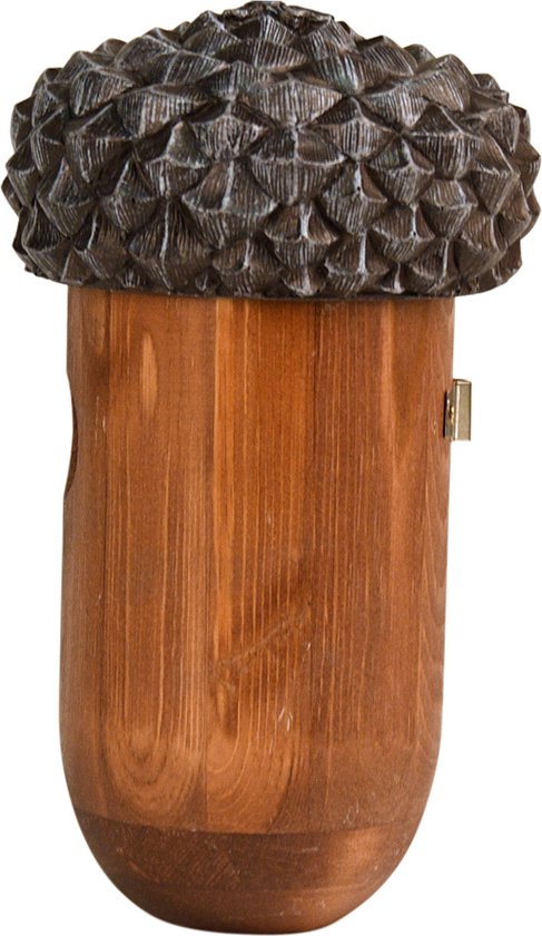 Houten vogelhuisje in de vorm van een eikel, met een donker gegroefde dop en een bruin houten lichaam.