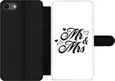 Bookcase Geschikt voor iPhone 8 telefoonhoesje - Spreuken - 'Mr & Mrs' - Hart - Quotes - Met vakjes - Wallet case met magneetsluiting