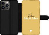 Bookcase Geschikt voor iPhone 13 Pro Max telefoonhoesje - 'Future Mr & Mrs' - Trouwen - Spreuken - Quotes - Met vakjes - Wallet case met magneetsluiting