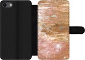Bookcase Geschikt voor iPhone SE 2020 telefoonhoesje - Brons - Metaal - Roest print - Met vakjes - Wallet case met magneetsluiting