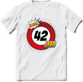 42 Jaar Hoera Verkeersbord T-Shirt | Grappig Verjaardag Cadeau | Dames - Heren | - Wit - XL