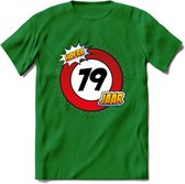 79 Jaar Hoera Verkeersbord T-Shirt | Grappig Verjaardag Cadeau | Dames - Heren | - Donker Groen - XL