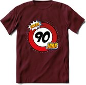 90 Jaar Hoera Verkeersbord T-Shirt | Grappig Verjaardag Cadeau | Dames - Heren | - Burgundy - XXL