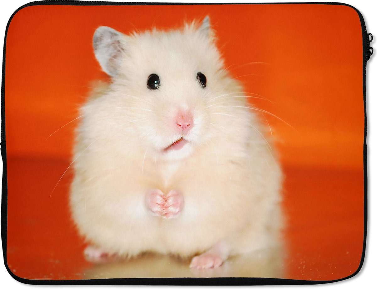 Laptophoes 17 inch - Witte hamster op oranje achtergrond - Laptop sleeve - Binnenmaat 41x28 cm - Zwarte achterkant