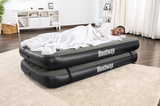 Gestapeld luchtbed van Bestway in het zwart, met een vrouw die erop slaapt. Afmetingen 188x99x25 cm.