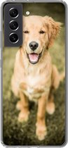 Geschikt voor Samsung Galaxy S21 FE hoesje - Een portret van een Golden Retriever puppy in de tuin - Siliconen Telefoonhoesje