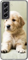 Geschikt voor Samsung Galaxy S21 FE hoesje - Golden Retriever puppy liggend op de bank - Siliconen Telefoonhoesje