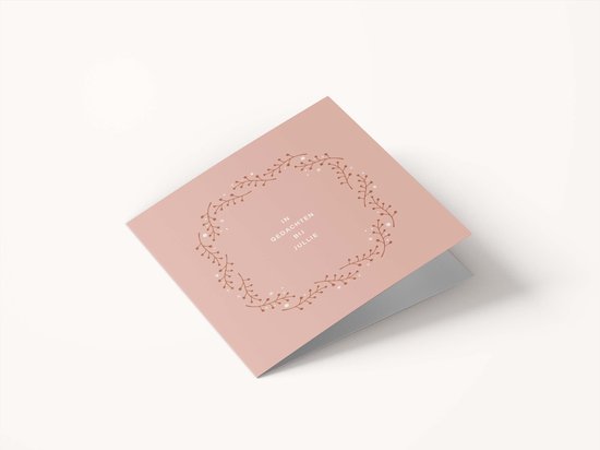 Roze dubbele kaart met een subtiele takjeskrans en de tekst 'In gedachten bij jullie'.