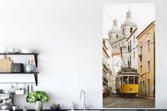 Affiche Le célèbre tramway jaune traverse Lisbonne - 80x160 cm