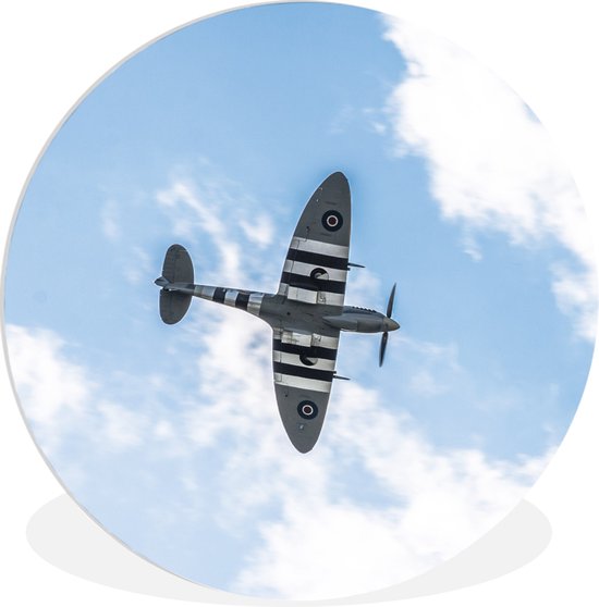 WallCircle - Wandcirkel ⌀ 150 - Een spitfire vliegtuig van onderen bij een wolkenlucht - Ronde schilderijen woonkamer - Wandbord rond - Muurdecoratie cirkel - Kamer decoratie binnen - Wanddecoratie muurcirkel - Woonaccessoires