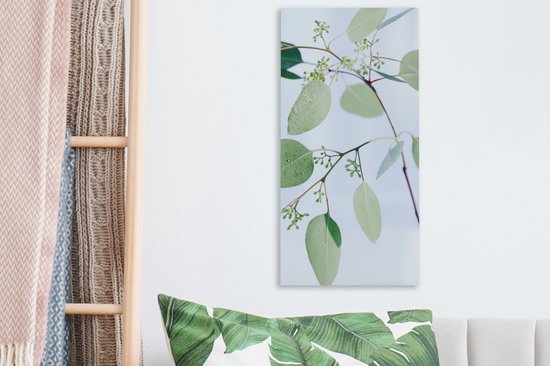 Canvas schilderij 20x40 cm - Wanddecoratie Eucalyptustakken met bladeren - Muurdecoratie woonkamer - Slaapkamer decoratie - Kamer accessoires - Schilderijen op canvas