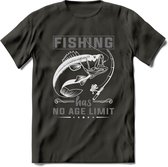 Fishing Has No Age Limit - Vissen T-Shirt | Grijs | Grappig Verjaardag Vis Hobby Cadeau Shirt | Dames - Heren - Unisex | Tshirt Hengelsport Kleding Kado - Donker Grijs - M