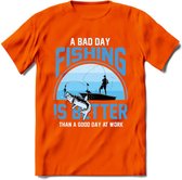 A Bad Day Fishing - Vissen T-Shirt | Blauw | Grappig Verjaardag Vis Hobby Cadeau Shirt | Dames - Heren - Unisex | Tshirt Hengelsport Kleding Kado - Oranje - 3XL