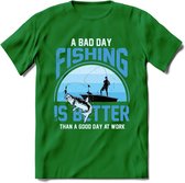 A Bad Day Fishing - Vissen T-Shirt | Blauw | Grappig Verjaardag Vis Hobby Cadeau Shirt | Dames - Heren - Unisex | Tshirt Hengelsport Kleding Kado - Donker Groen - XXL