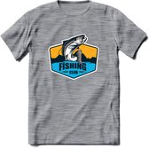 Fishing - Vissen T-Shirt | Grappig Verjaardag Vis Hobby Cadeau Shirt | Dames - Heren - Unisex | Tshirt Hengelsport Kleding Kado - Donker Grijs - Gemaleerd - 3XL