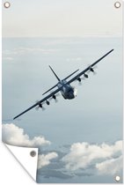 Tuinposter - Tuindoek - Tuinposters buiten - Hercules C-130 transportvliegtuig hoog in de lucht - 80x120 cm - Tuin