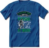 A bad Day Fishing - Vissen T-Shirt | Groen | Grappig Verjaardag Vis Hobby Cadeau Shirt | Dames - Heren - Unisex | Tshirt Hengelsport Kleding Kado - Donker Blauw - XL
