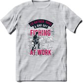 A bad Day Fishing - Vissen T-Shirt | Roze | Grappig Verjaardag Vis Hobby Cadeau Shirt | Dames - Heren - Unisex | Tshirt Hengelsport Kleding Kado - Licht Grijs - Gemaleerd - S