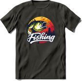 Fishing - Vissen T-Shirt | Grappig Verjaardag Vis Hobby Cadeau Shirt | Dames - Heren - Unisex | Tshirt Hengelsport Kleding Kado - Donker Grijs - M