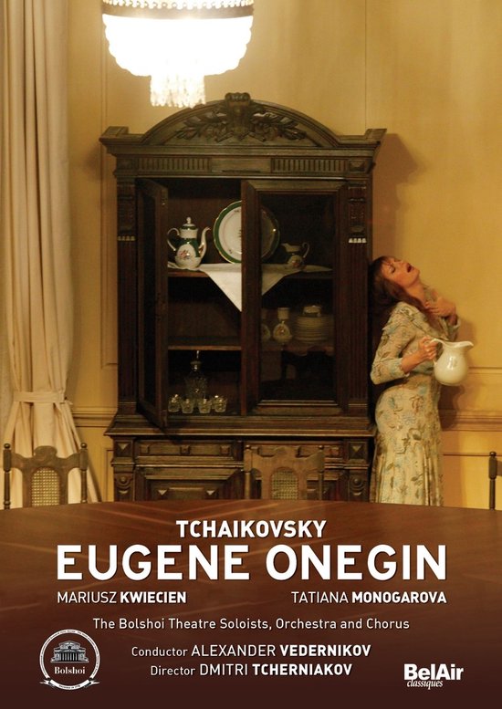 Cover van Eugene Onegin met een vrouw in een bloemenjurk naast een antieke servieskast.