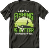 A Bad Day Fishing - Vissen T-Shirt | Groen | Grappig Verjaardag Vis Hobby Cadeau Shirt | Dames - Heren - Unisex | Tshirt Hengelsport Kleding Kado - Donker Grijs - S