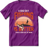 A Bad Day Fishing - Vissen T-Shirt | Oranje | Grappig Verjaardag Vis Hobby Cadeau Shirt | Dames - Heren - Unisex | Tshirt Hengelsport Kleding Kado - Paars - XL