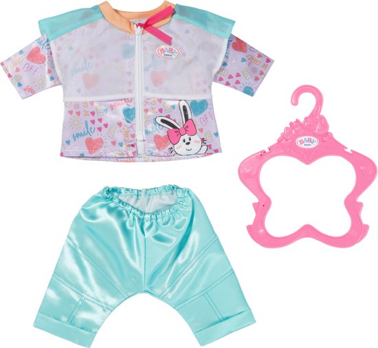Lichtblauwe pyjama met konijnenprint, bestaande uit een jasje met rits en een broek. Inclusief roze kledinghanger.