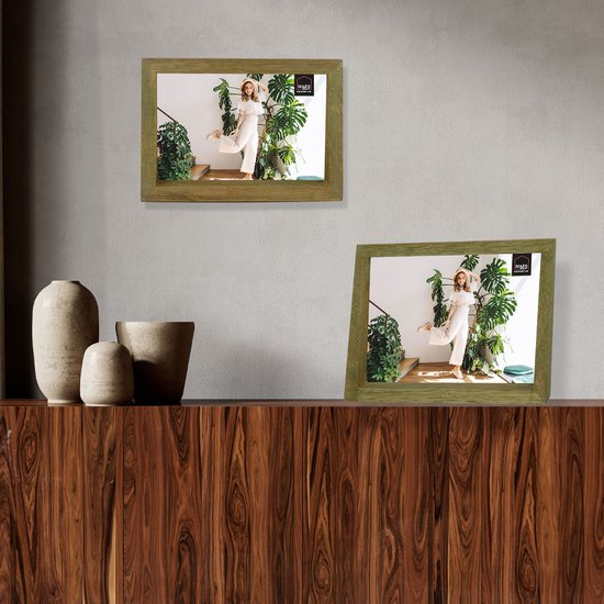 Twee houten fotolijsten met rustieke bruine afwerking, gepresenteerd op een houten meubel naast vazen.