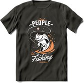 Cool People Do Fishing - Vissen T-Shirt | Oranje | Grappig Verjaardag Vis Hobby Cadeau Shirt | Dames - Heren - Unisex | Tshirt Hengelsport Kleding Kado - Donker Grijs - M