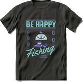 Be Happy Go Fishing - Vissen T-Shirt | Blauw | Grappig Verjaardag Vis Hobby Cadeau Shirt | Dames - Heren - Unisex | Tshirt Hengelsport Kleding Kado - Donker Grijs - XXL