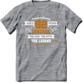 92 Jaar Legend T-Shirt | Goud - Wit | Grappig Verjaardag en Feest Cadeau Shirt | Dames - Heren - Unisex | Tshirt Kleding Kado | - Donker Grijs - Gemaleerd - XL