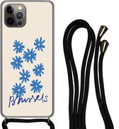 Hoesje met koord Geschikt voor iPhone 13 Pro Max - Bloem - Design - Brussel - Minimalisme - Siliconen - Crossbody - Backcover met Koord - Telefoonhoesje met koord - Hoesje met touw