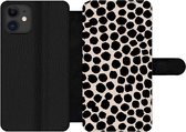 Bookcase Geschikt voor iPhone 12 Pro Max telefoonhoesje - Stippen - Zwart - Beige - Met vakjes - Wallet case met magneetsluiting