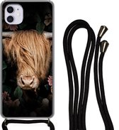 Hoesje met koord Geschikt voor iPhone 11 - Schotse hooglander - Koe - Bladeren - Siliconen - Crossbody - Backcover met Koord - Telefoonhoesje met koord - Hoesje met touw