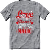 Love Is The Closest Thing To Magic - Valentijn T-Shirt | Grappig Valentijnsdag Cadeautje voor Hem en Haar | Dames - Heren - Unisex | Kleding Cadeau | - Donker Grijs - Gemaleerd - S