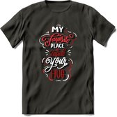 My Favorite Place Is You - Valentijn T-Shirt | Grappig Valentijnsdag Cadeautje voor Hem en Haar | Dames - Heren - Unisex | Kleding Cadeau | - Donker Grijs - M