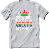 Some Men Are Queens | Pride T-Shirt | Grappig LHBTIQ+ / LGBTQ / Gay / Homo / Lesbi Cadeau Shirt | Dames - Heren - Unisex | Tshirt Kleding Kado | - Licht Grijs - Gemaleerd - S