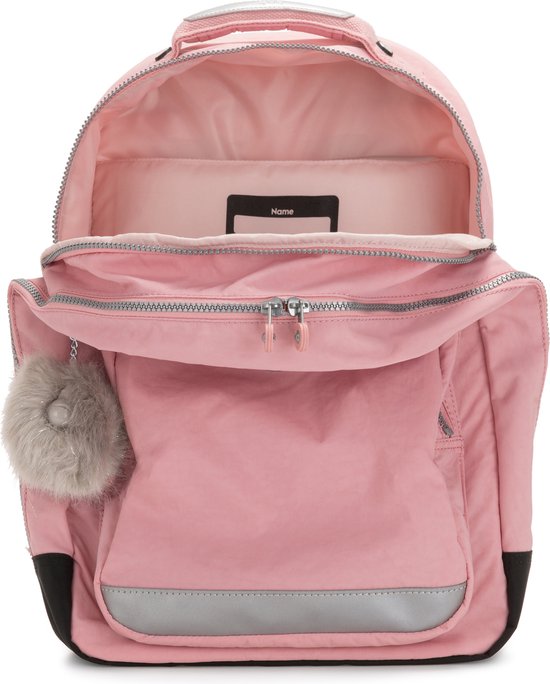 Sac à dos Kipling rose ouvert avec logo argenté, porte-clés gris moelleux et compartiments.