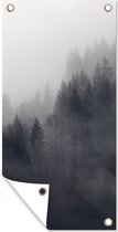 Schuttingposter Mistig bos bij Bernese Oberland - 100x200 cm - Tuindoek