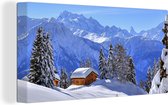 Canvas Schilderij Hut in het winterse landschap van Zwitserland - 80x40 cm - Wanddecoratie