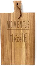 Stoer landelijk snijplankje-borrelplankje met tekst gravure QUOTE: MOMENTJE VOOR MEZELF. Cadeau-verjaardag-bedankje. Het formaat is 20x30cm excl. handvat.