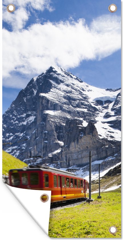 Tuinposter Een rode trein met bergen op de achtergrond - 30x60 cm - Tuindoek - Buitenposter