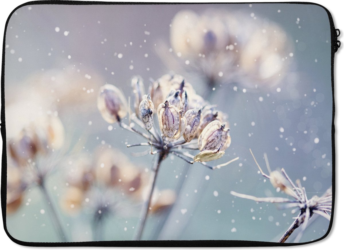 Laptophoes 14 inch - Bloemen - Sneeuw - IJs - Winter - Botanisch - Laptop sleeve - Binnenmaat 33x23 cm - Zwarte achterkant