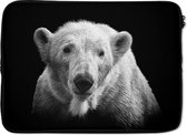 Laptophoes 14 inch - Portretfoto ijsbeer op zwarte achtergrond in zwart-wit - Laptop sleeve - Binnenmaat 34x23,5 cm - Zwarte achterkant