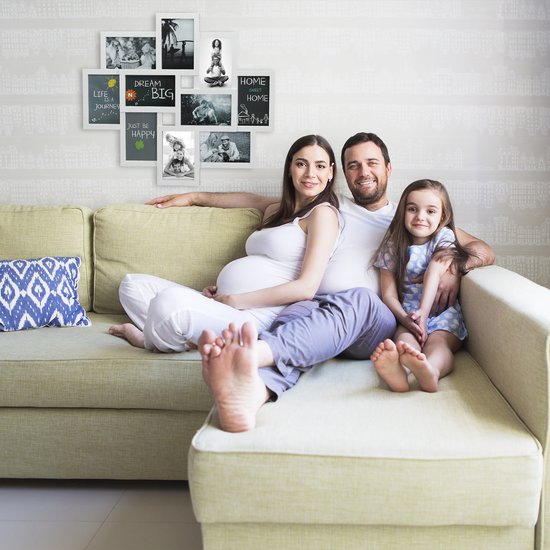 Witte fotolijst met 9 vakjes voor foto's en tekstvakken, hangend aan een muur boven een bank waar een gezin op zit.